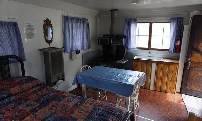 Bellvue Cabin | Rustic Cabin 1 at Sportsman’s Lodge with WiFi & Family-Friendly