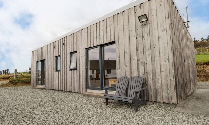 Lonmore Cottage | Inviting 90 m² Cottage with Kitchen for Perfect Getaway