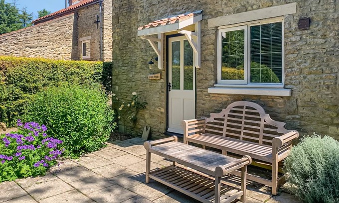 Potter Brompton Cottage | Cozy Cottage for 2 Guests with Eco-Friendly Amenities