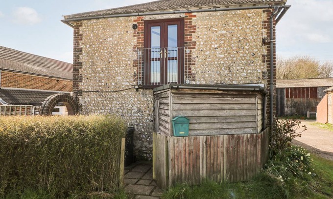 Edburton Cottage | Cozy 90 m² Cottage for 4 Guests with Pet-Friendly Amenities