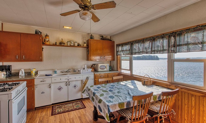 Gordon Cabin | Inviting Cabin on the Lake - 3-Bed Retreat in Wisconsin