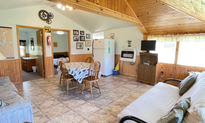 Brier Hill Cabin | Pet-Friendly Cabin 1 with Dock Access and Large Yard