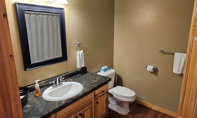 Isle Resort | Cabin 10 2 bedroom in Isle with WiFi and stunning lake views on ground floor