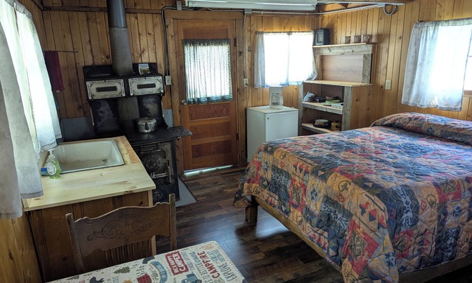 Bellvue Cabin | Rustic Cabin 10 at Sportsman’s Lodge - Pet & Child Friendly