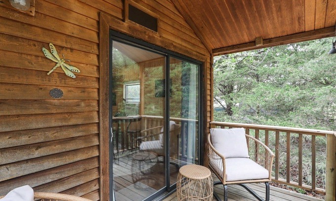 Neal Cabin | Cozy Toronto Lake Cabin - Walk to Water, Pet Friendly!