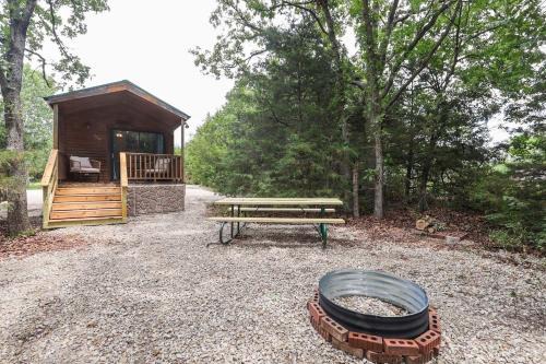 Neal House | Cozy Toronto Lake Cabin - Family & Pet-Friendly Getaway