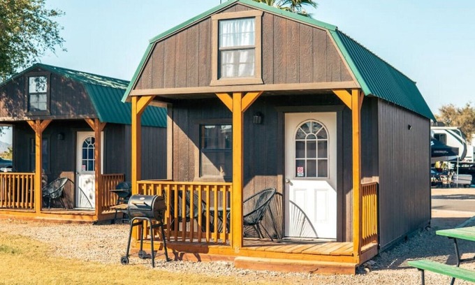 Ehrenberg Cabin | Cabin 11 · Deluxe Family Cabin