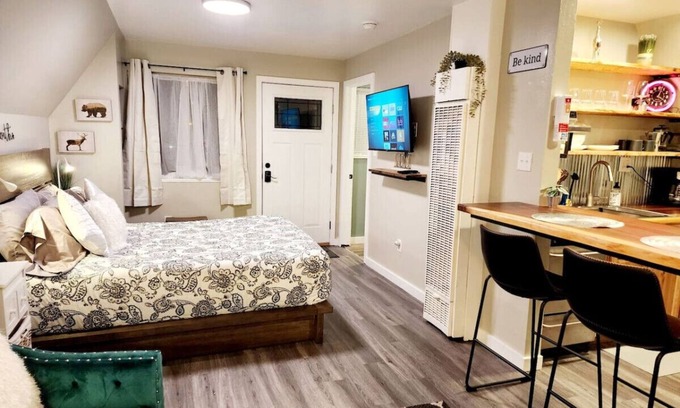 Glenwood Springs Cabin | New Cabin 16: Top-Rated Retreat with Kitchen & Spa