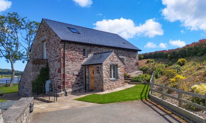 Dulas Cottage | Cozy Oceanfront Cottage for Families and Pet Lovers
