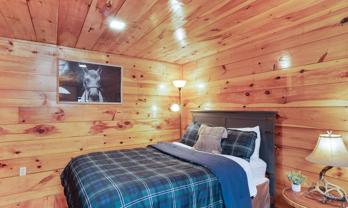 Farmers Cabin | Experience Cabin 2 at Cave Run Lake with Pool & Breakfast