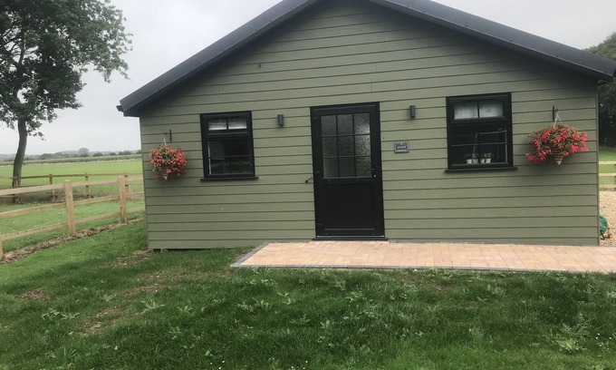 East Dereham Cabin | Idyllic Cabin Hideaway with Pool & Spa at Glenfyne