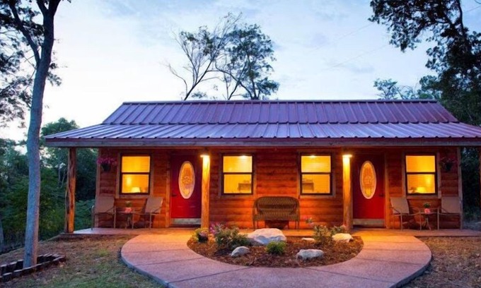 Waco House | Cozy Cabin 2: Ideal Retreat Minutes from Magnolia & Baylor