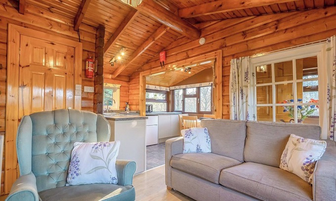 Bronaber House | Discover Cabin 280: Family-Friendly Retreat with Kitchen