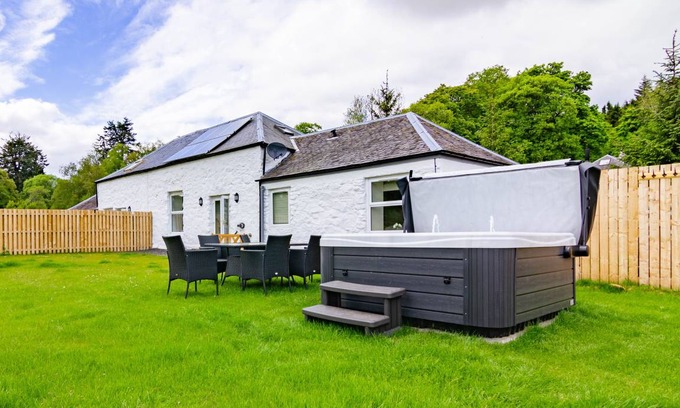 Blairgowrie Cottage | Cozy Cottage with Lake View for Families and Pets