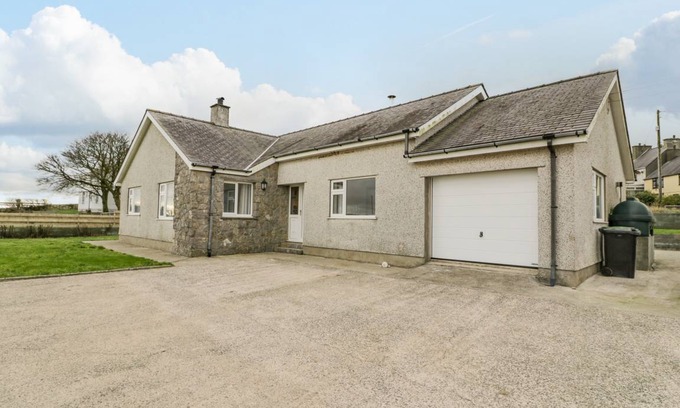 Rhosybol Cottage | Spacious 3-Bedroom Cottage with Pet-Friendly Amenities
