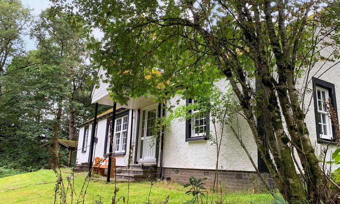 Comrie Cottage | Cozy Cottage with Kitchen, Pet-Friendly for 6 Guests