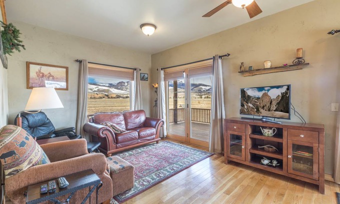 Creede Cabin | Cozy Cabin Retreat with Mountain Views for 6 Guests