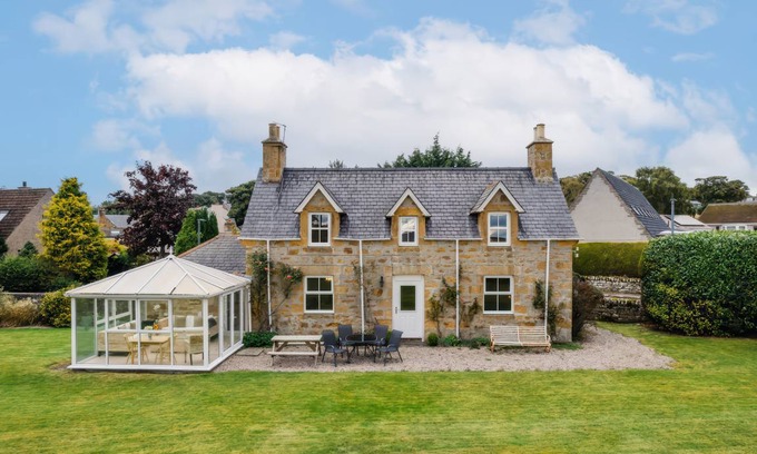 Dornoch Cottage | Spacious 3-Bedroom Cottage for Families with Kitchen Access
