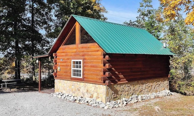 Columbia Cabin | Cozy Log Cabin Getaway for Two with Pet-Friendly Perks