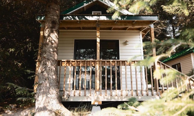 Haines House | Pet-Friendly Cabin 3 at Lynn View Lodge with Breakfast