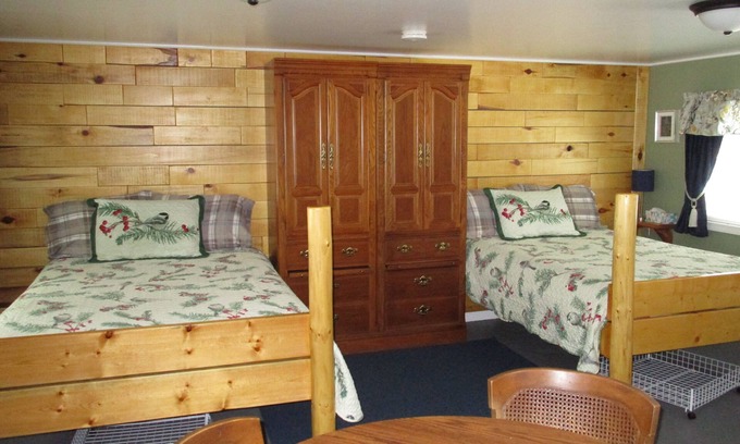Grayling Cabin | Pet Friendly Cabin #3 - Mill Pond CT with Breakfast & Kitchen