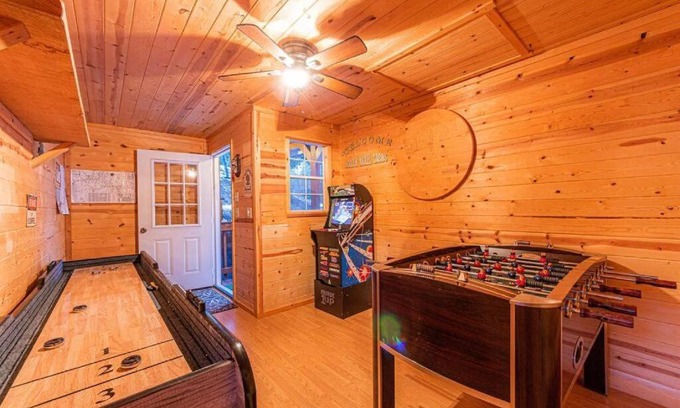 Christopher Creek Ski Chalet | Family-Friendly Cabin #3: Pet-Friendly with Game Room Fun