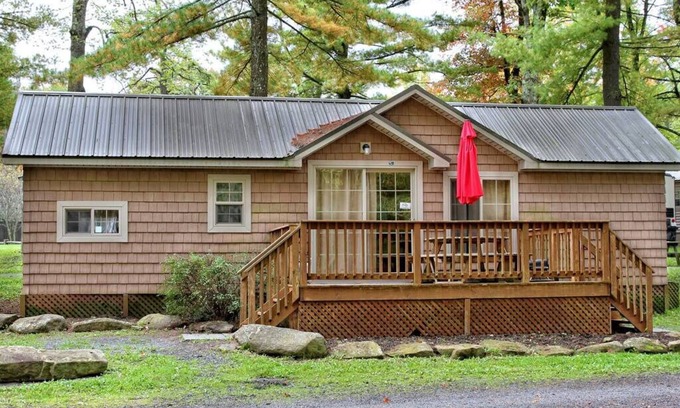 Centre Hall Cabin | Cozy Cabin 68: Perfect for Families and Pet Lovers