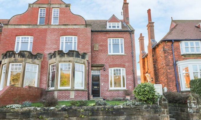 Robin Hood's Bay Cottage | Spacious 4-Bedroom Cottage for Family Getaways