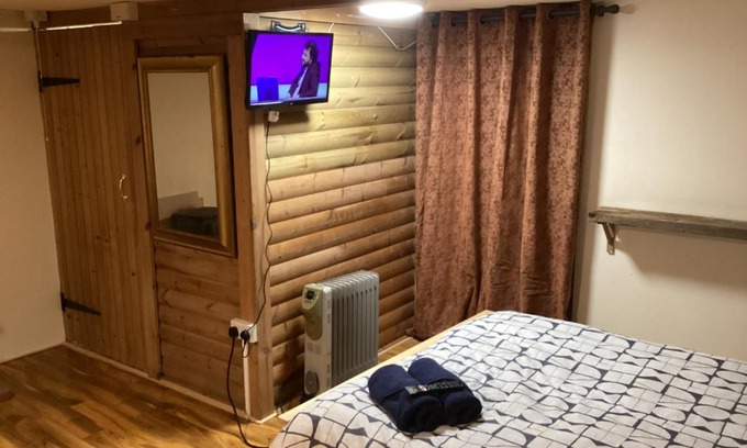 Fairseat Bed & Breakfast | Eco-Friendly Cabin 4: Breakfast and Hot Tub Awaits You