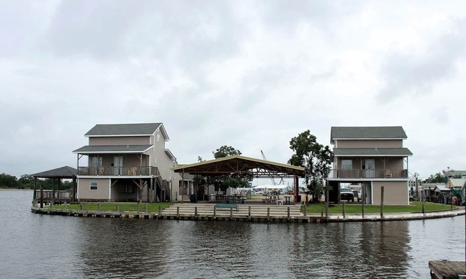 Lafitte Cabin | Welcoming Cabin 4 at Jean Lafitte Harbor with Kitchen Access