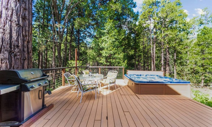 Idyllwild Cabin | Cozy Root-Stone Lodge: Pet-Friendly Retreat with Kitchen