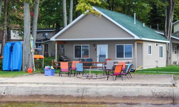 Houghton Lake Resort | Lakefront Cabin 5: Cozy 3-Bedroom Getaway with Pool