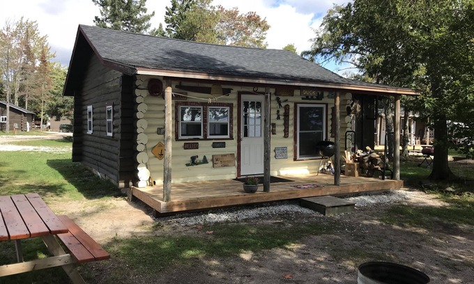 Moran Cabin | Pet-Friendly Cabin #5 with Lake View & Breakfast Included