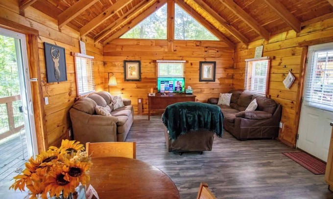 Columbia Cabin | Family-Friendly Log Cabin for Gatherings in Columbia, KY