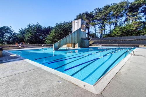 Sea Ranch Hotel | Cozy Cabin 55: Pet-Friendly Retreat with Pool & Hot Tub