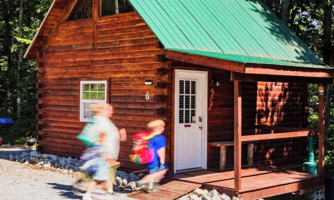 Columbia Cabin | Cozy Log Cabin Escape Near Green River Lake Park