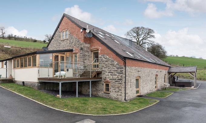 Graigfechan Cottage | Spacious Cottage with 7 Bedrooms for Up to 14 Guests
