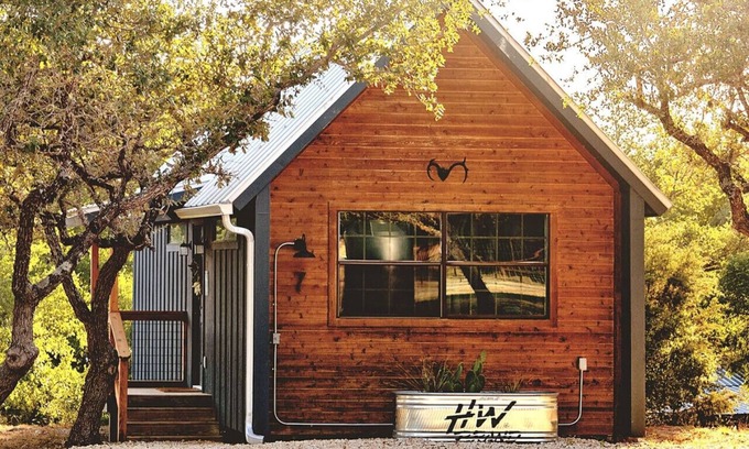 Dripping Springs House | Cozy Cabin 7: Tiny Retreat with EV Charger & Family Amenities