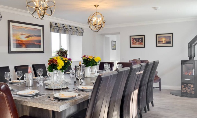 Mauchline Cottage | Spacious Cottage for 16 Guests with Lake Views and Amenities
