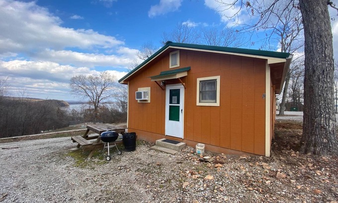 Warsaw Cabin | Pet-Friendly Cabin 8 - Reel and Trigger with Kitchen Access