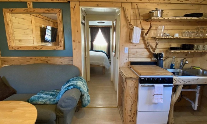 Cedaredge House | Inviting Nest at The Cedaredge Lodge with Lake View Amenities