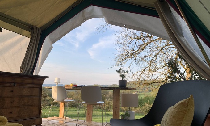 Lissac-et-Mouret Cabin | Cabin and tent set for outdoor family living