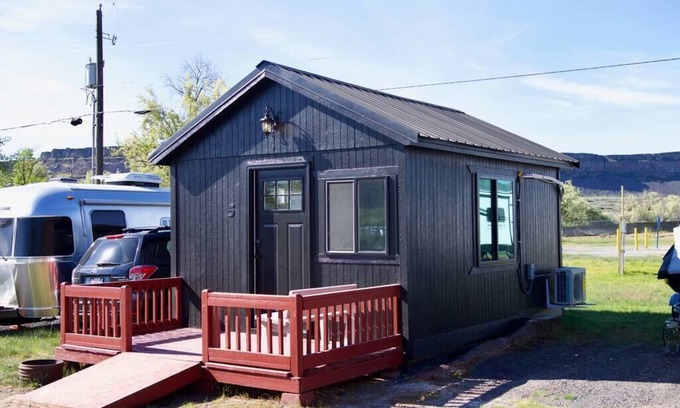 Coulee City House | Cozy Cabin at Blue Lake: Pet Friendly & Fully Equipped
