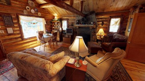 Red River House | Cozy Cabin By The Creek with High-Speed Wifi for Families