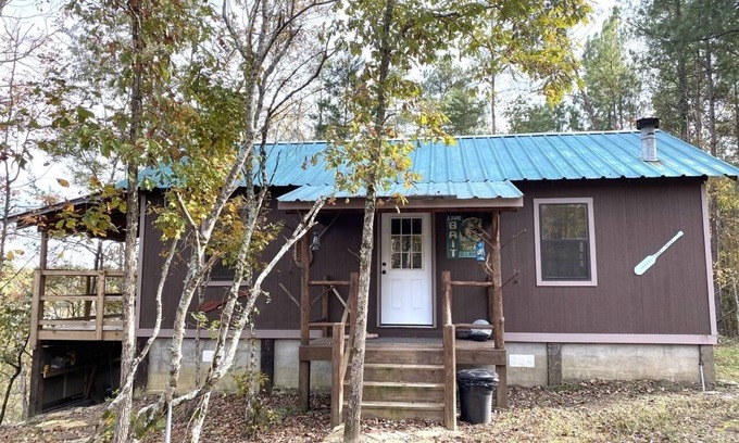 New Castle House | Riverside Cabin: Guest Rated 9.8 with Breakfast & Kitchen