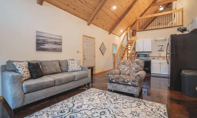 Royal Cabin | Pet-Friendly Cabin C at Safe Harbor Brady Mountain Retreat