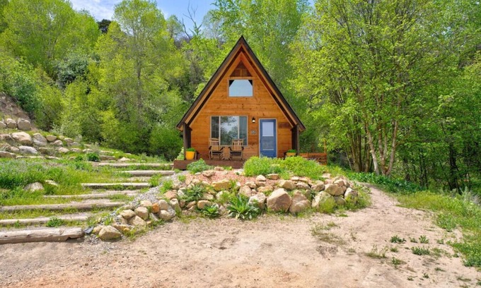 Mount Pleasant Cabin | Cozy Private Mountain Cabin with Spa and Pet-Friendly Stay