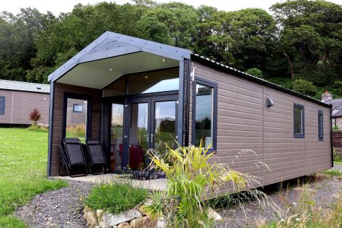 Llwyngwril Ski Chalet | Welcoming Cabin Cynthia: Family & Pet Friendly Retreat