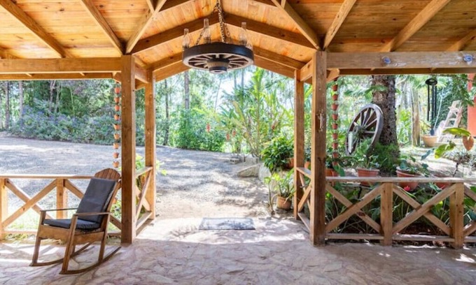 Constanza Cabin | Tranquil Cabin Diromio: Breathtaking Mountain Views Await