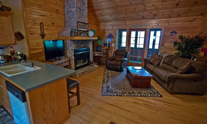 Notch Estates Cabin | Romantic Cabin Dreams with Jetted Tub & Screened Porch